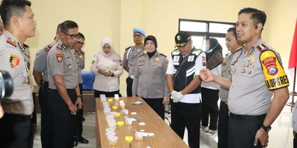 Polres Sumenep Deteksi Dini Peredaran Narkoba dengan Tes Urine