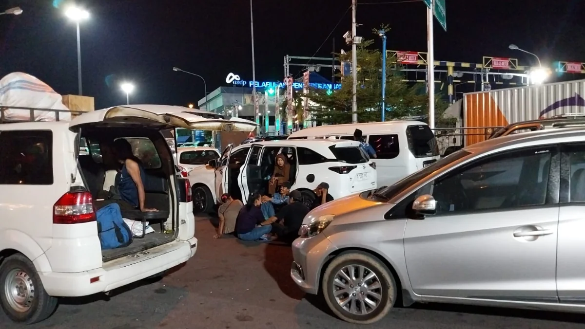 Ketapang Lumpuh! Truk Logistik Mengular 15 Km Usai Aksi Blokade