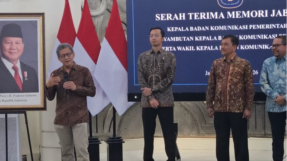 Kelakar Rocky Gerung Minta Syahganda Pulihkan Nama Baiknya Saat Sertijab Kepala Bakom