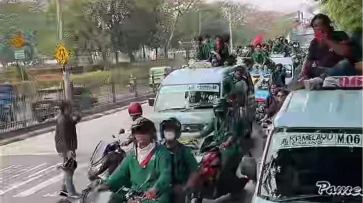 Massa Demo BEM UI Bergerak ke Bundaran HI, Naik Kopaja hingga Motor