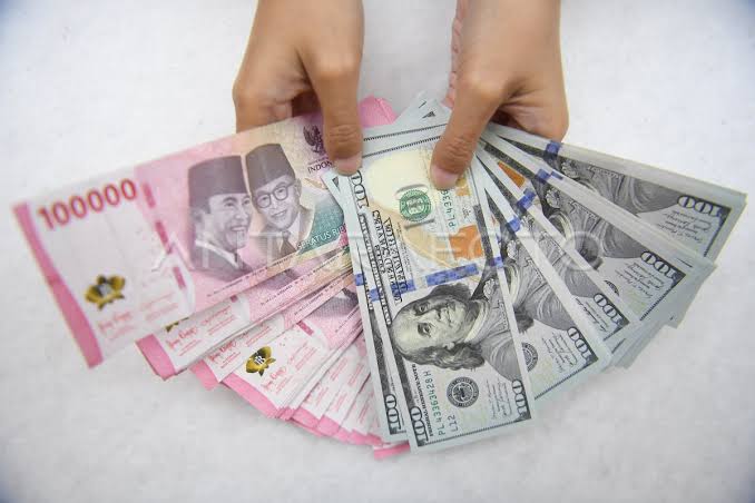 Tekanan Menguat, Mata Uang Garuda Anjlok ke Posisi Rp17.925 per Dolar AS pada Tengah Hari