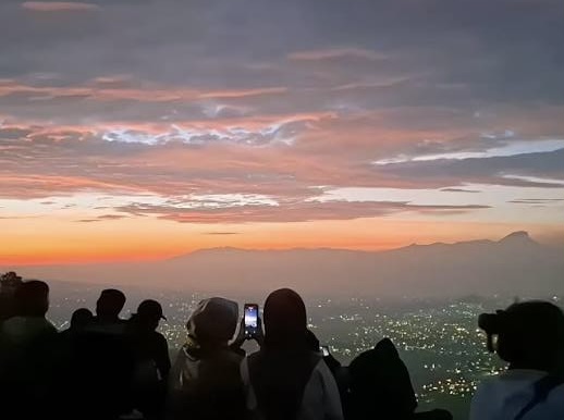 Wisata Paralayang di Batu, Tempat Favorit Berburu Sunrise dan Sunset
