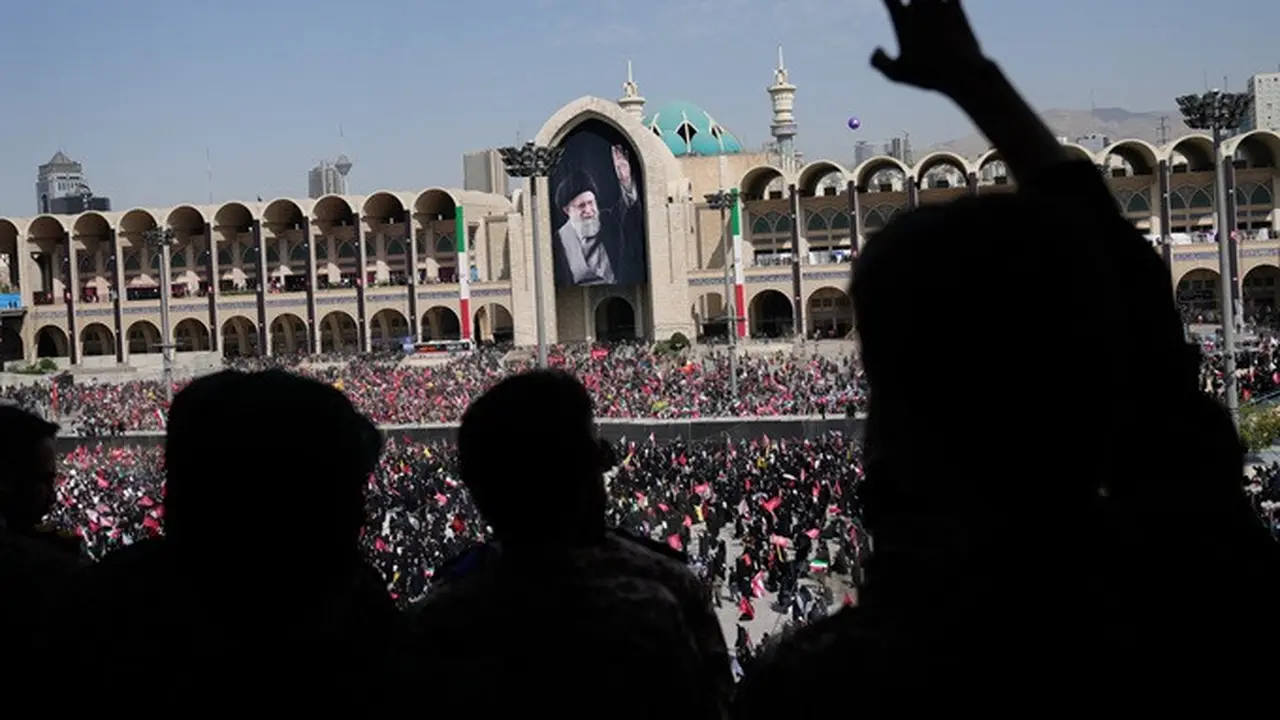 Hormati Prosesi Pemakaman Ayatollah Ali Khamenei, Iran Tutup Total Ruang Udara Teheran