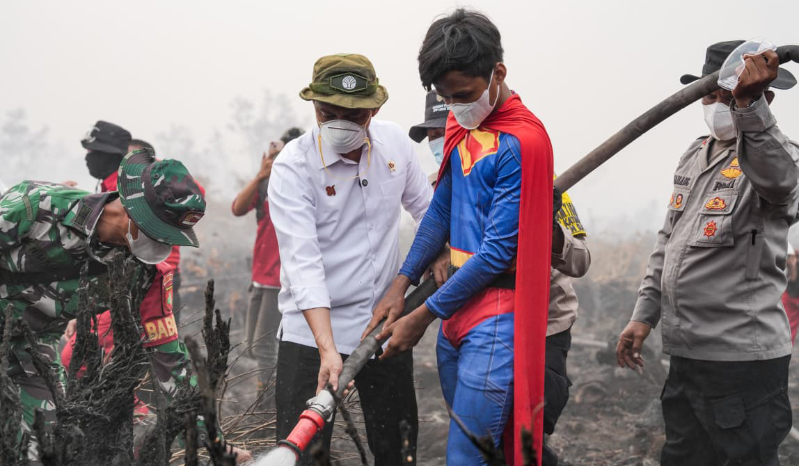 Forest Hero:  Remaja Palangka Raya Bantu  Padamkan Karhutla dengan Kostum Superman